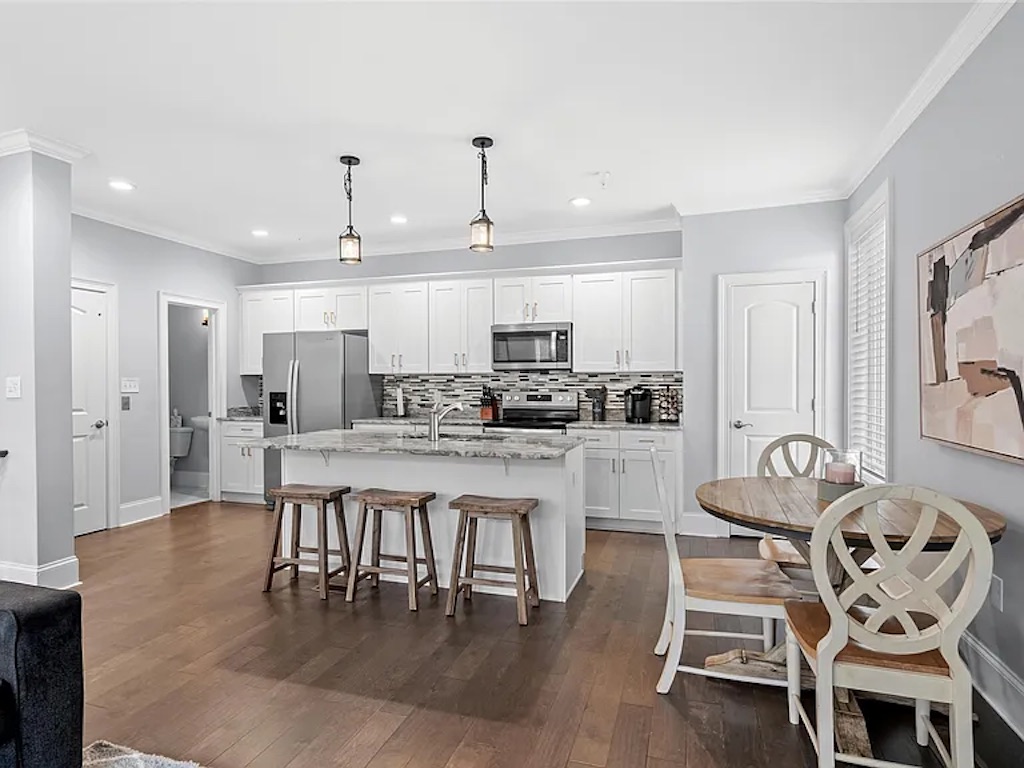 Kitchen & Dining Table