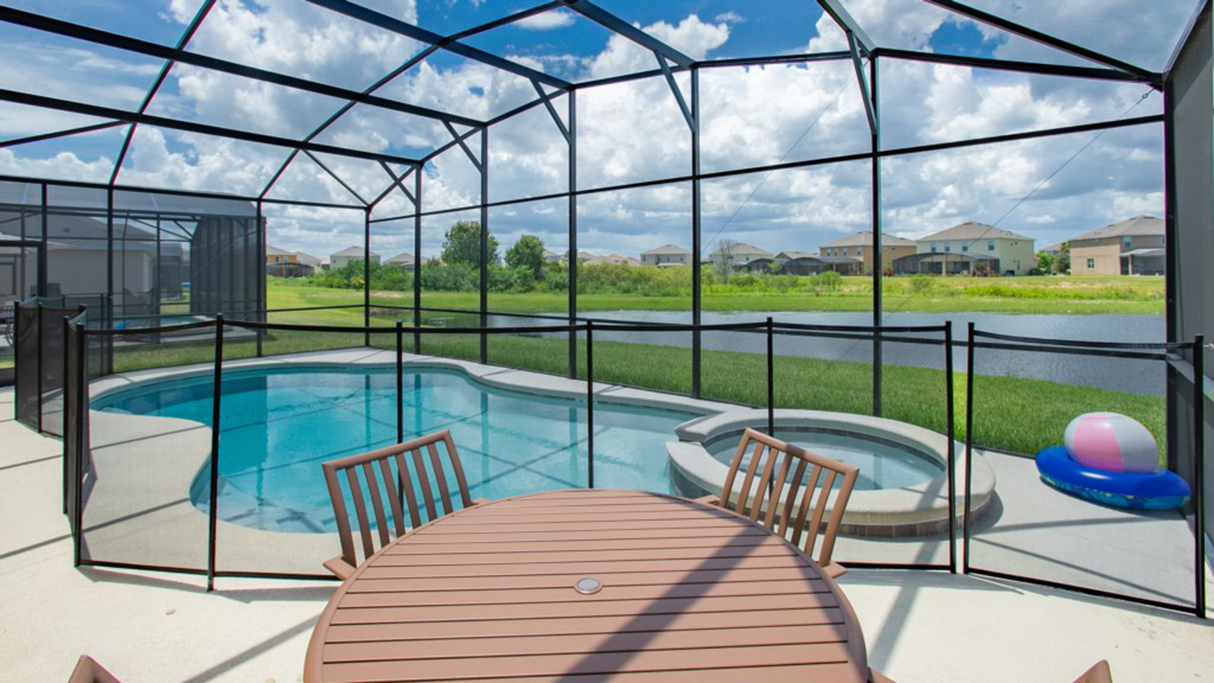 Crofton Retreat -Private Pool and Spa, Free BBQ Grill