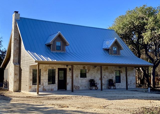 New 2021 rock Lodge only 2 minutes to the Frio River. Elegant, well designed on a quiet lane off River Road in the heart of Concan.