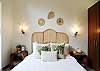 1 Queen-sized bedroom