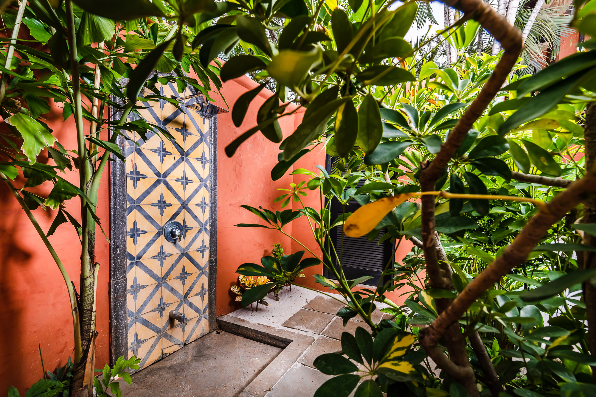  Tropical garden and outdoor shower area