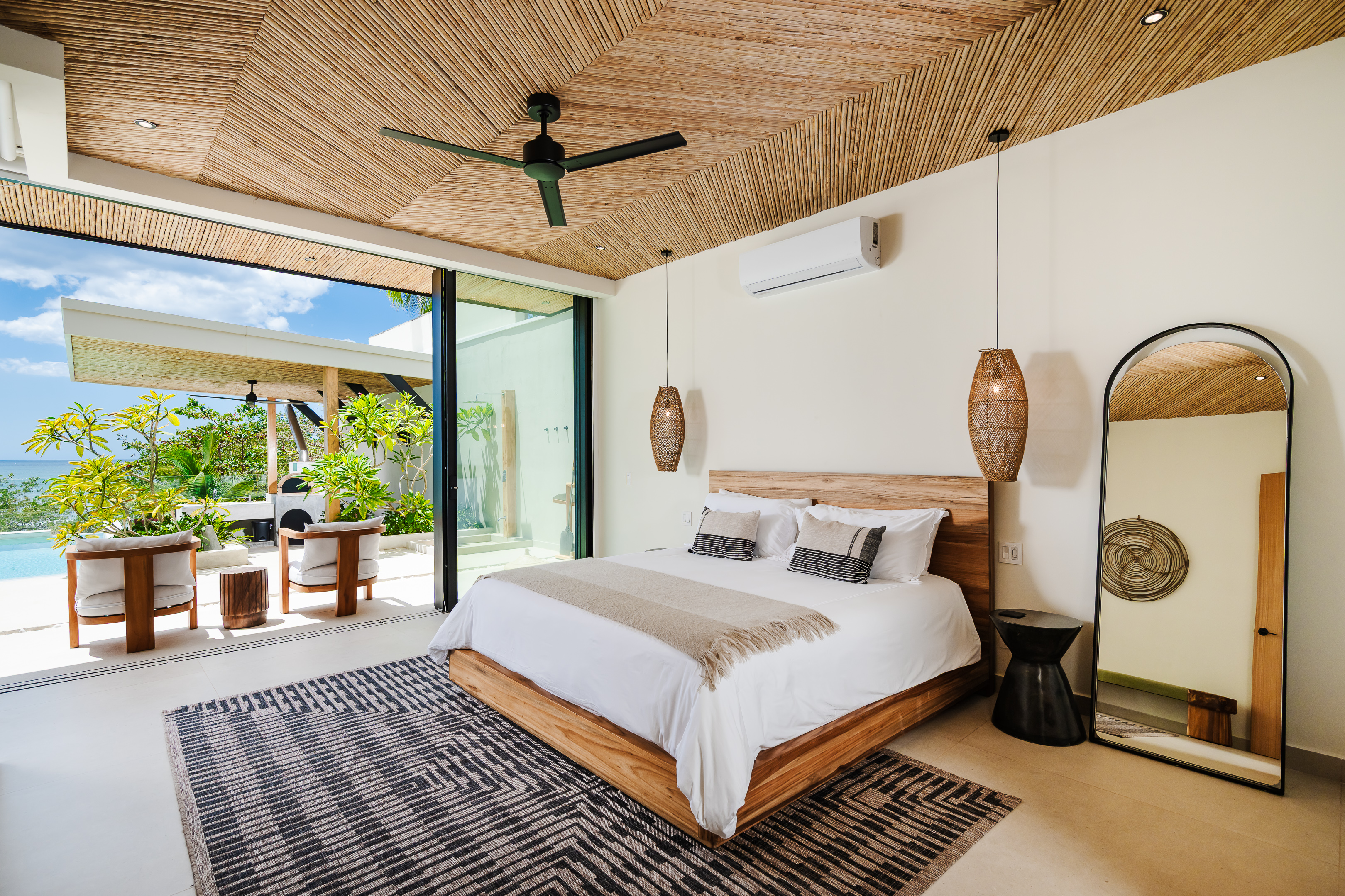 Downstairs ocean view King bed Suite