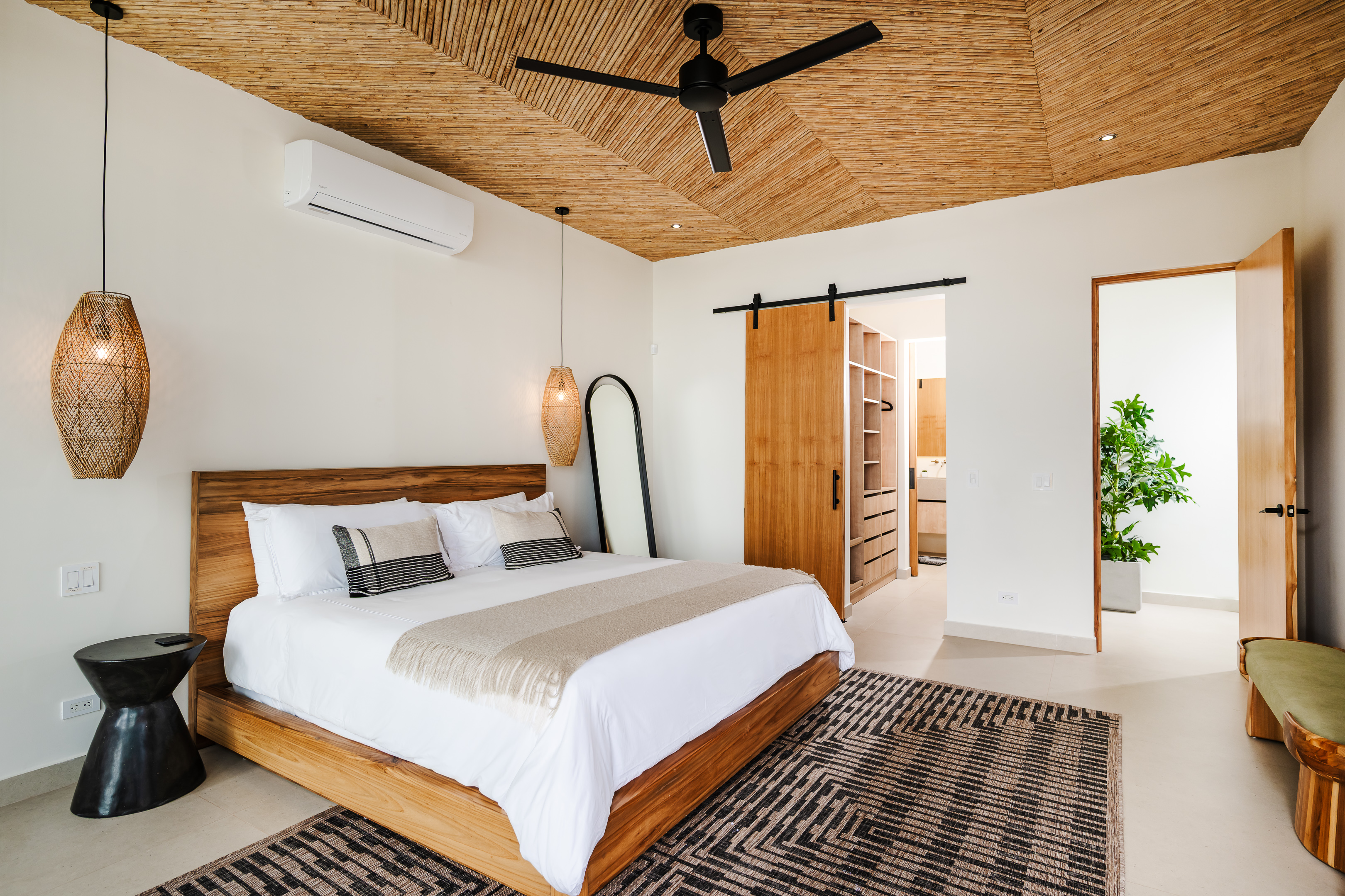 Downstairs ocean view King bed Suite