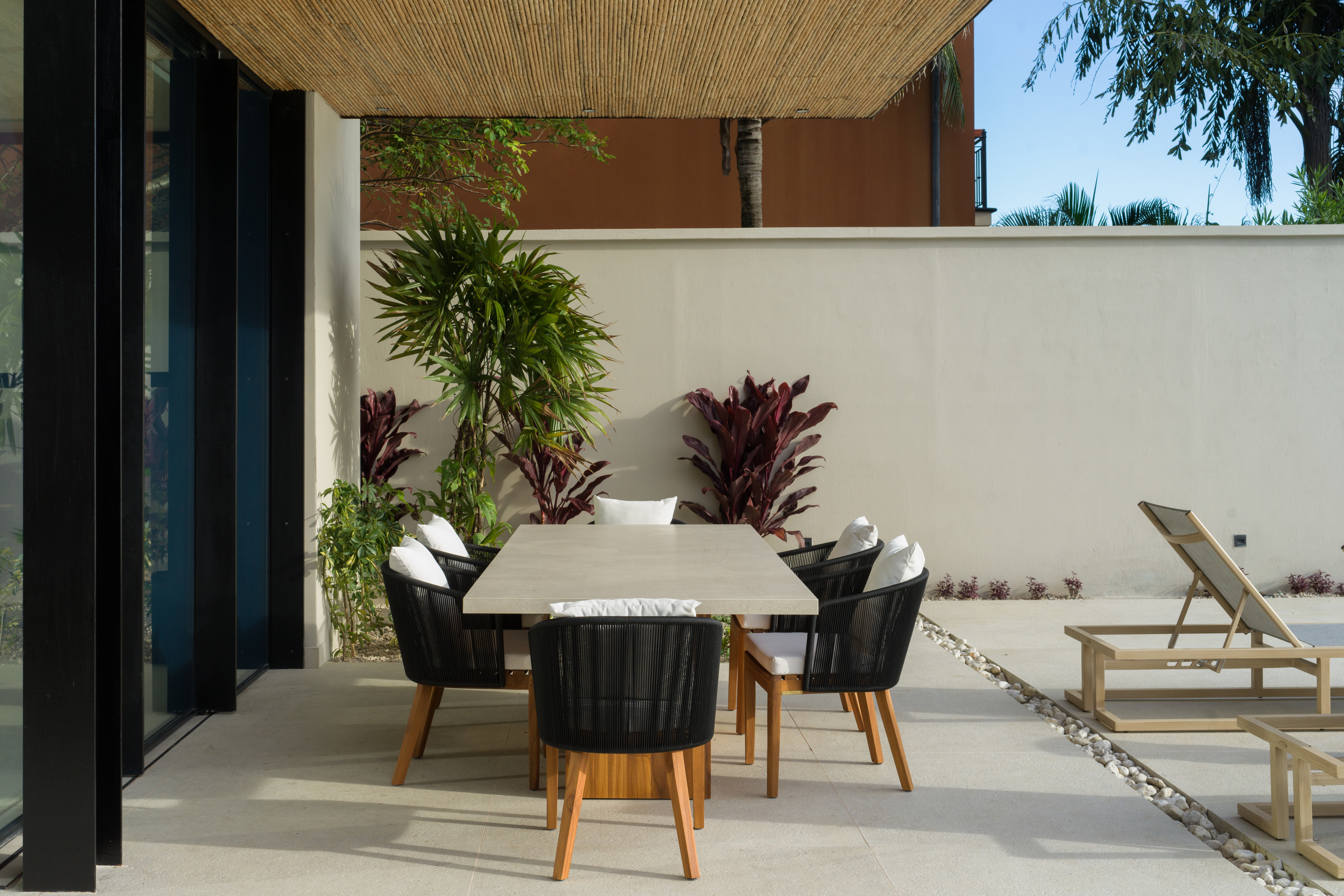 Delicious meals with the sound of waves anyone?