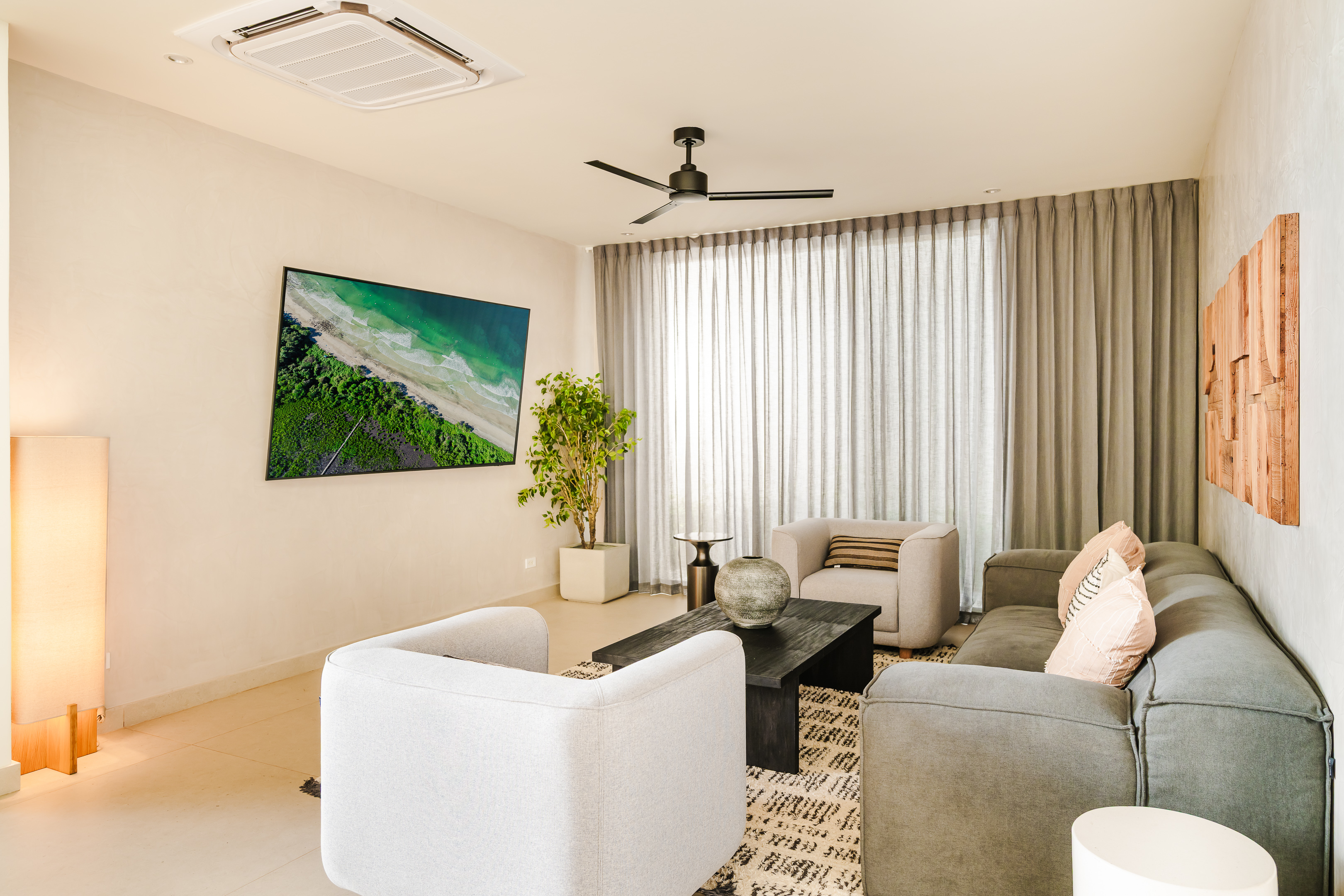  Cozy living room, perfect for movie nights or watching your fav