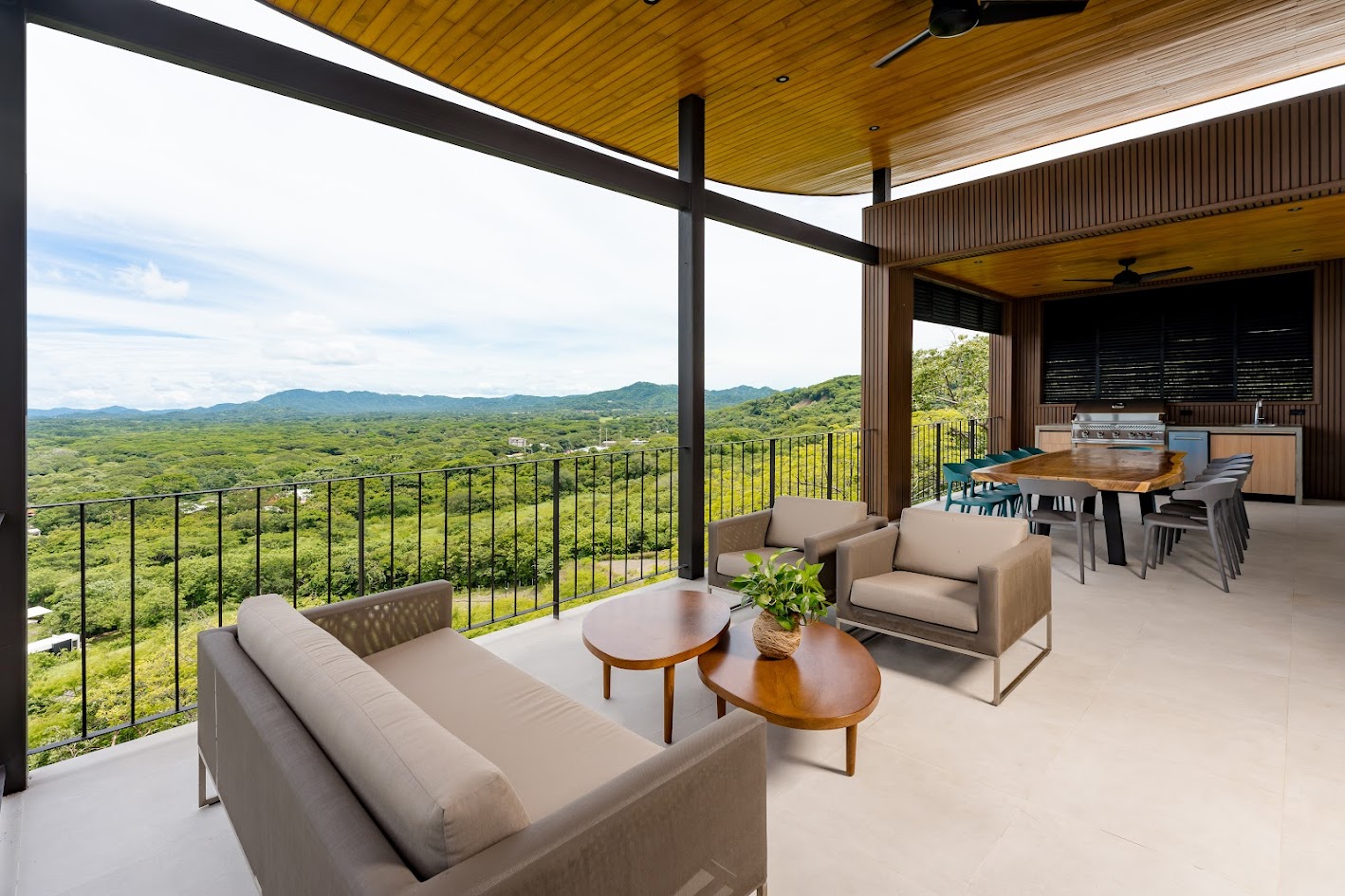 Outdoor lounge, dining table and Grill