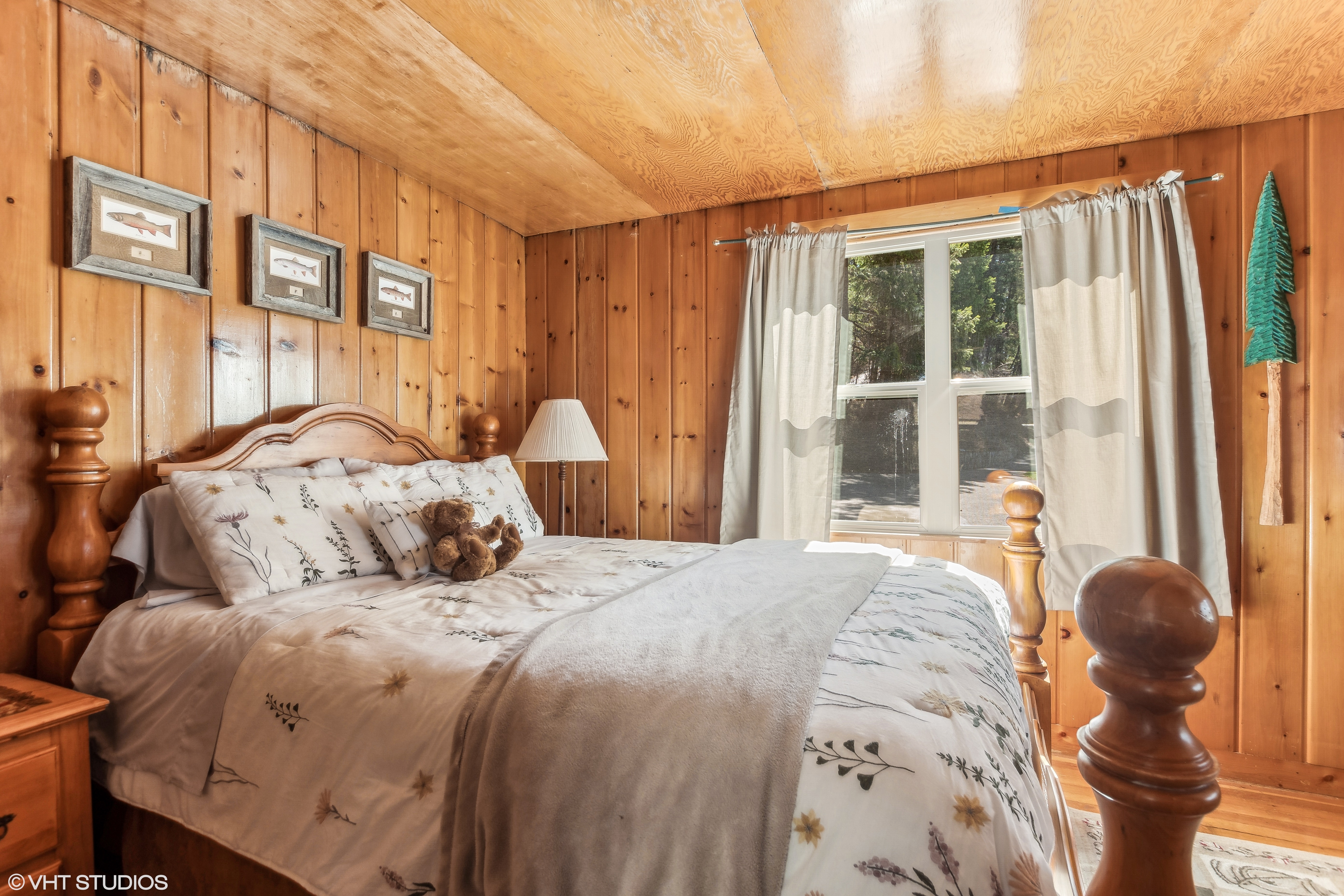 Queen Bed in Hunters Cabin