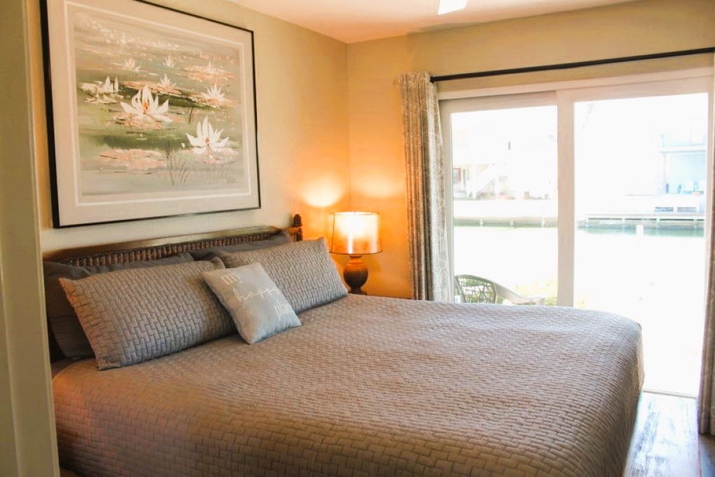 Luxury End Condo. Boat slip at your back patio. | Photo 8