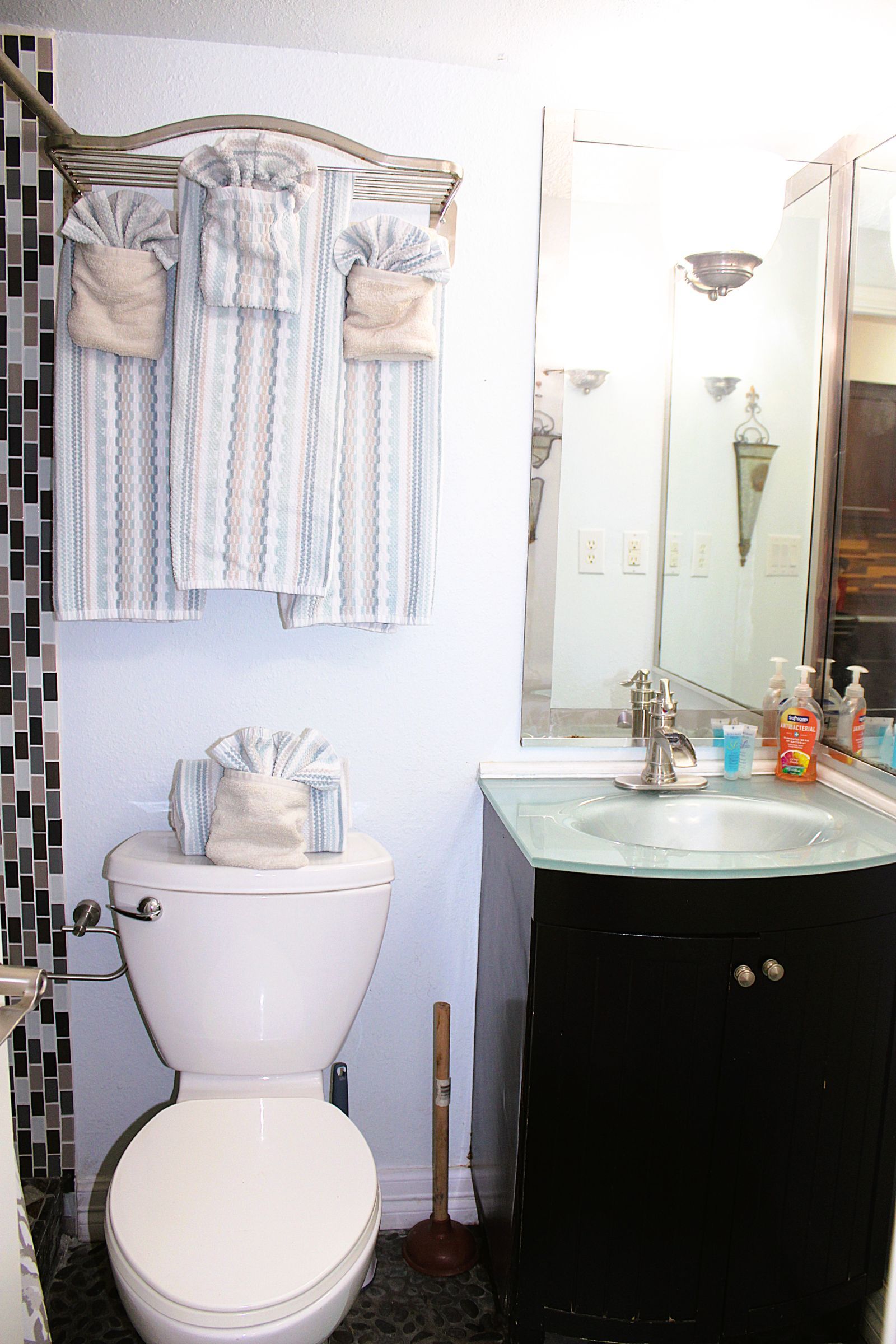 Serene is spending a day in this condo | Photo 3