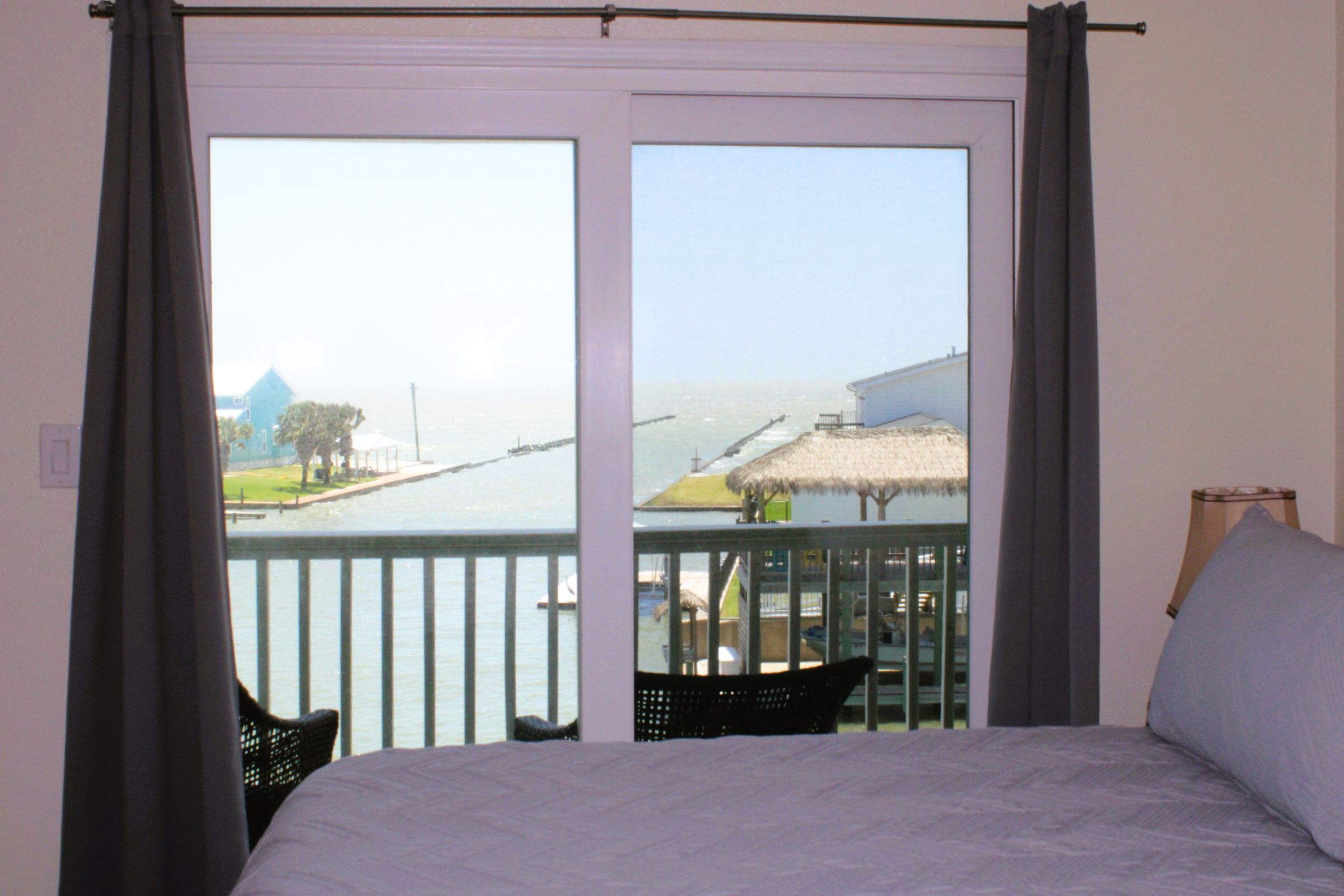 Corner condo with bay window | Photo 10
