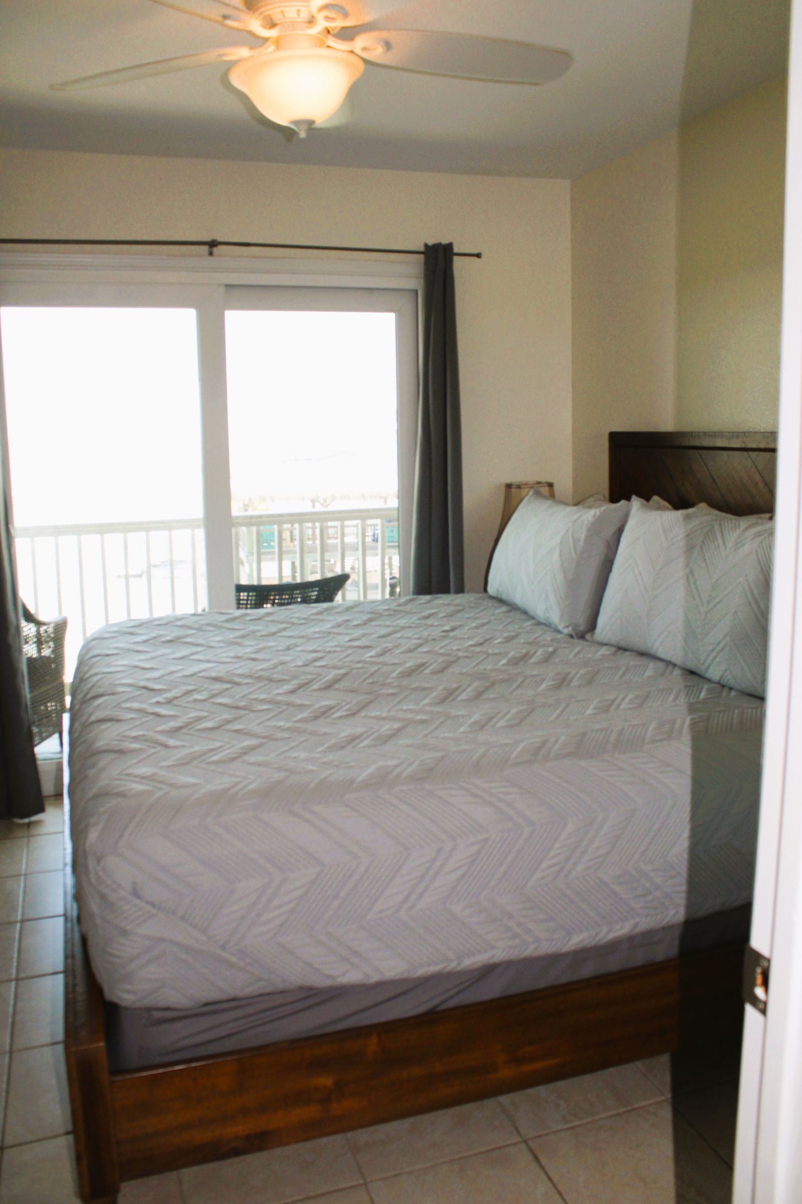 Corner condo with bay window | Photo 12