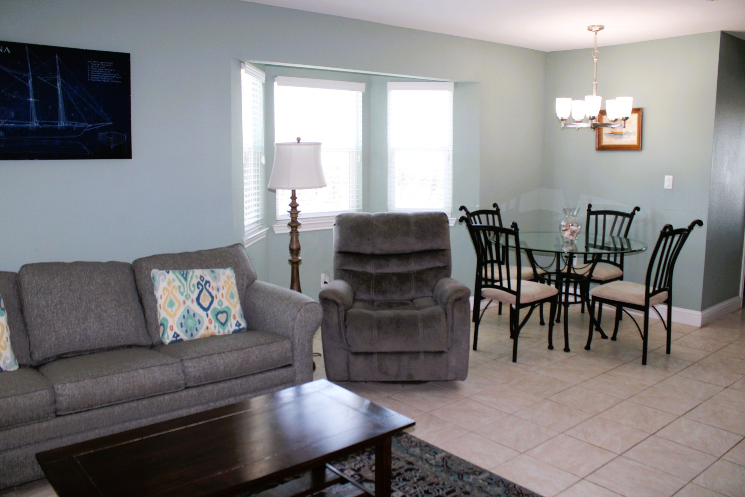 Corner condo with bay window | Photo 15