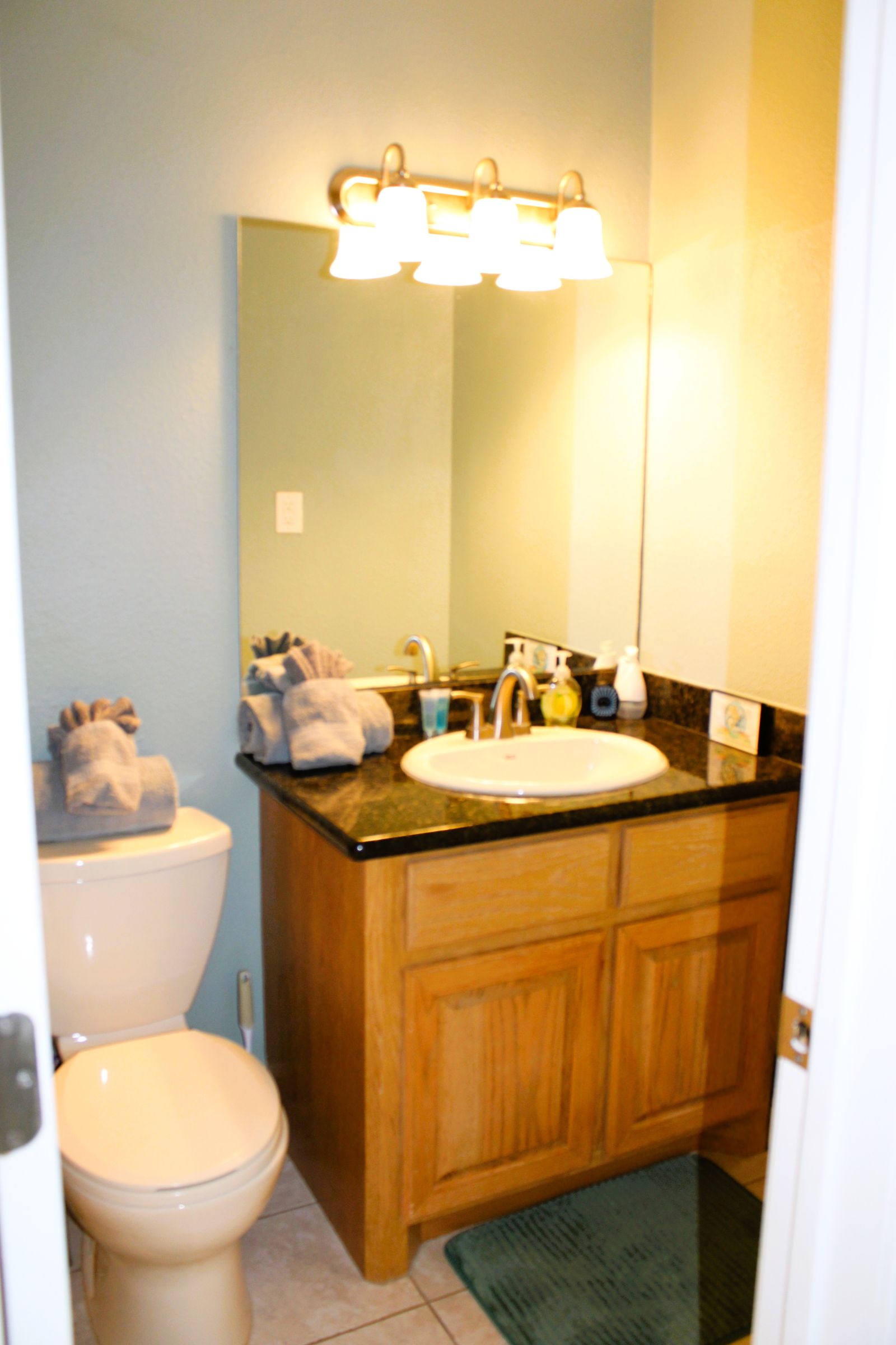 Corner condo with bay window | Photo 14