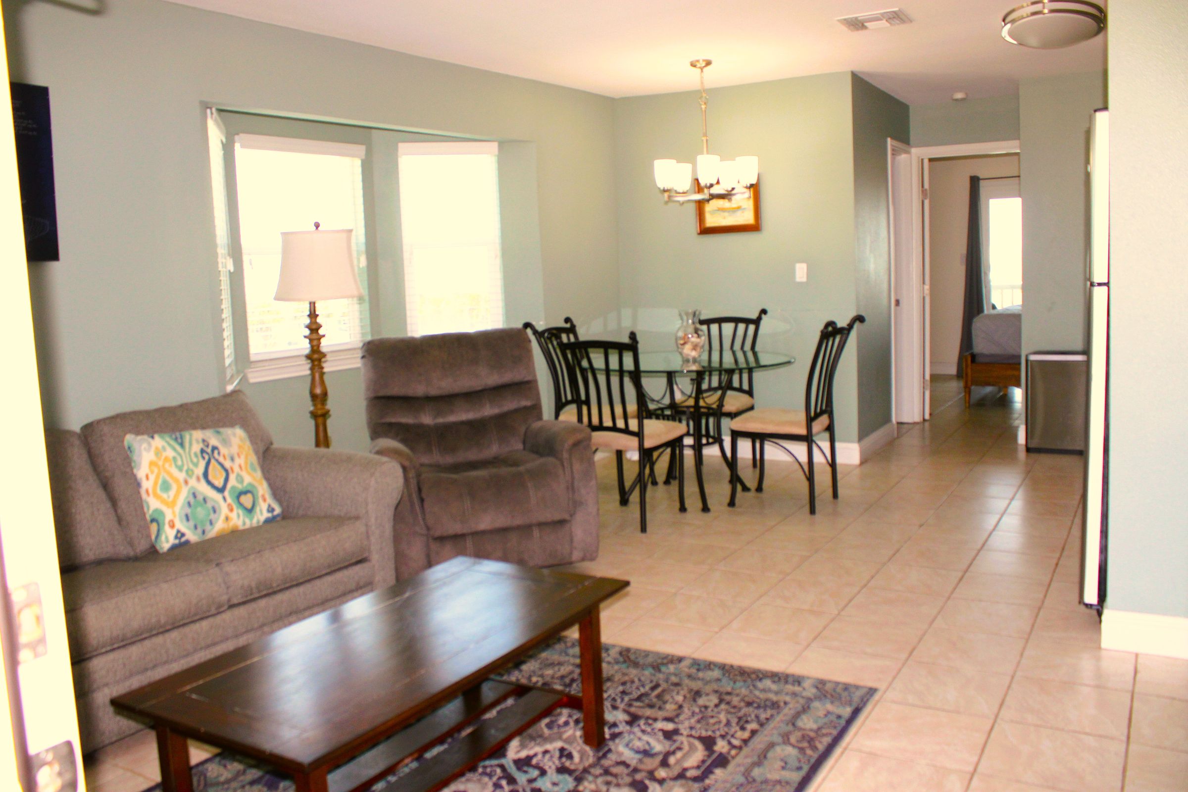 Corner condo with bay window | Photo 17