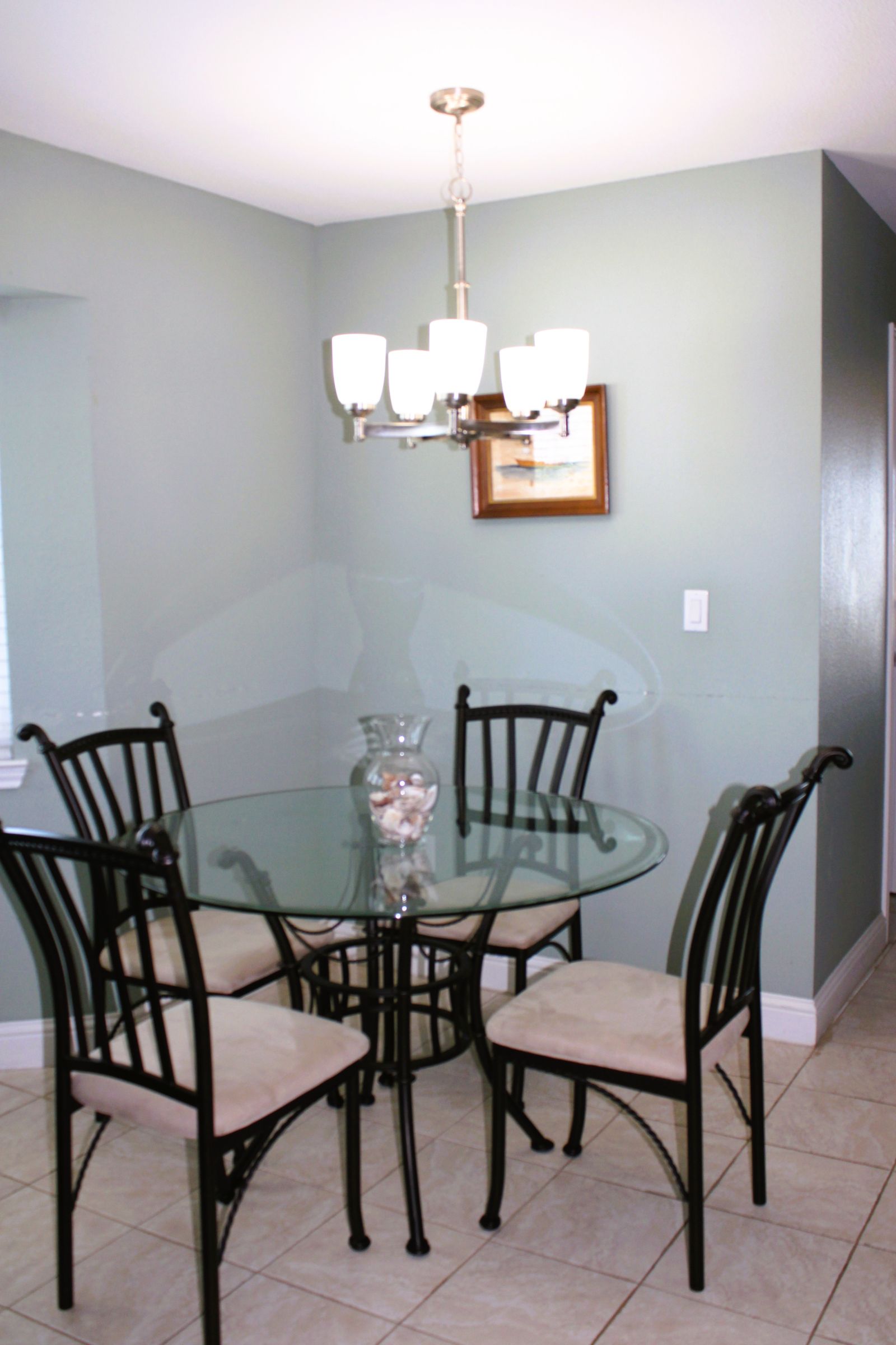 Corner condo with bay window | Photo 11