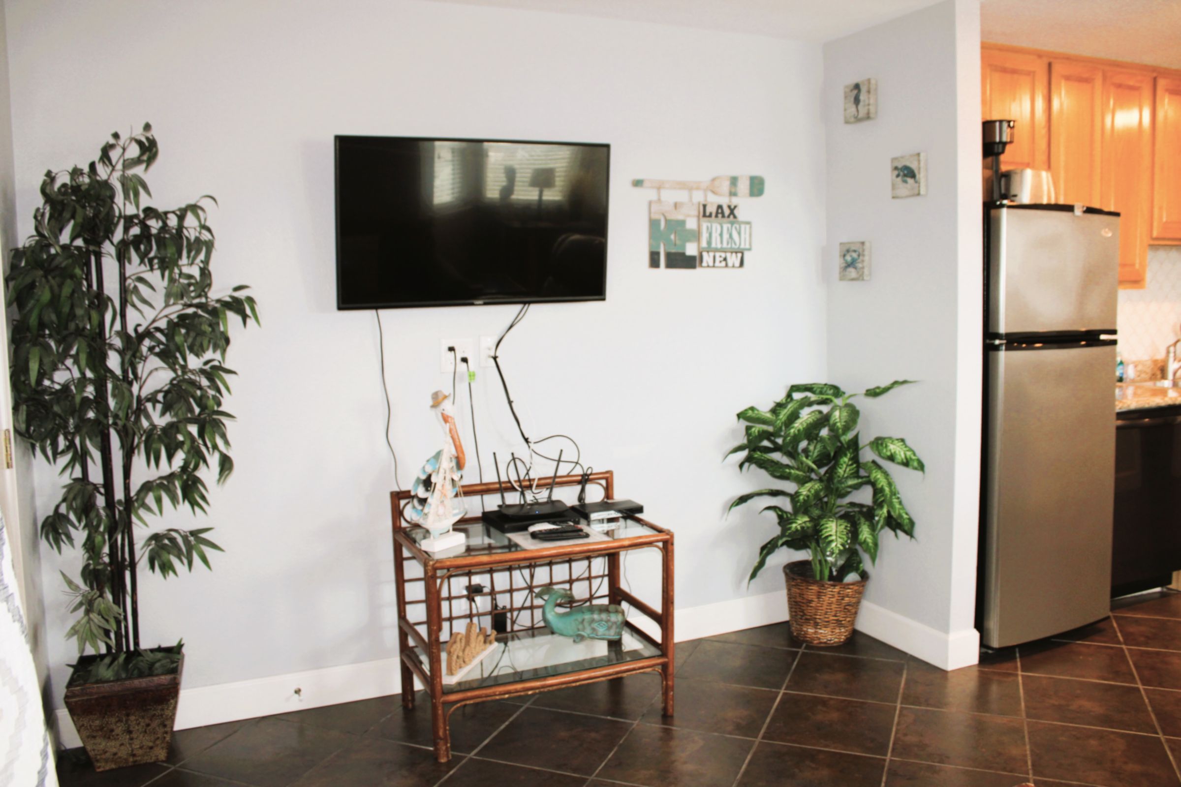 Corner condo with bay window overlooking pool | Photo 6