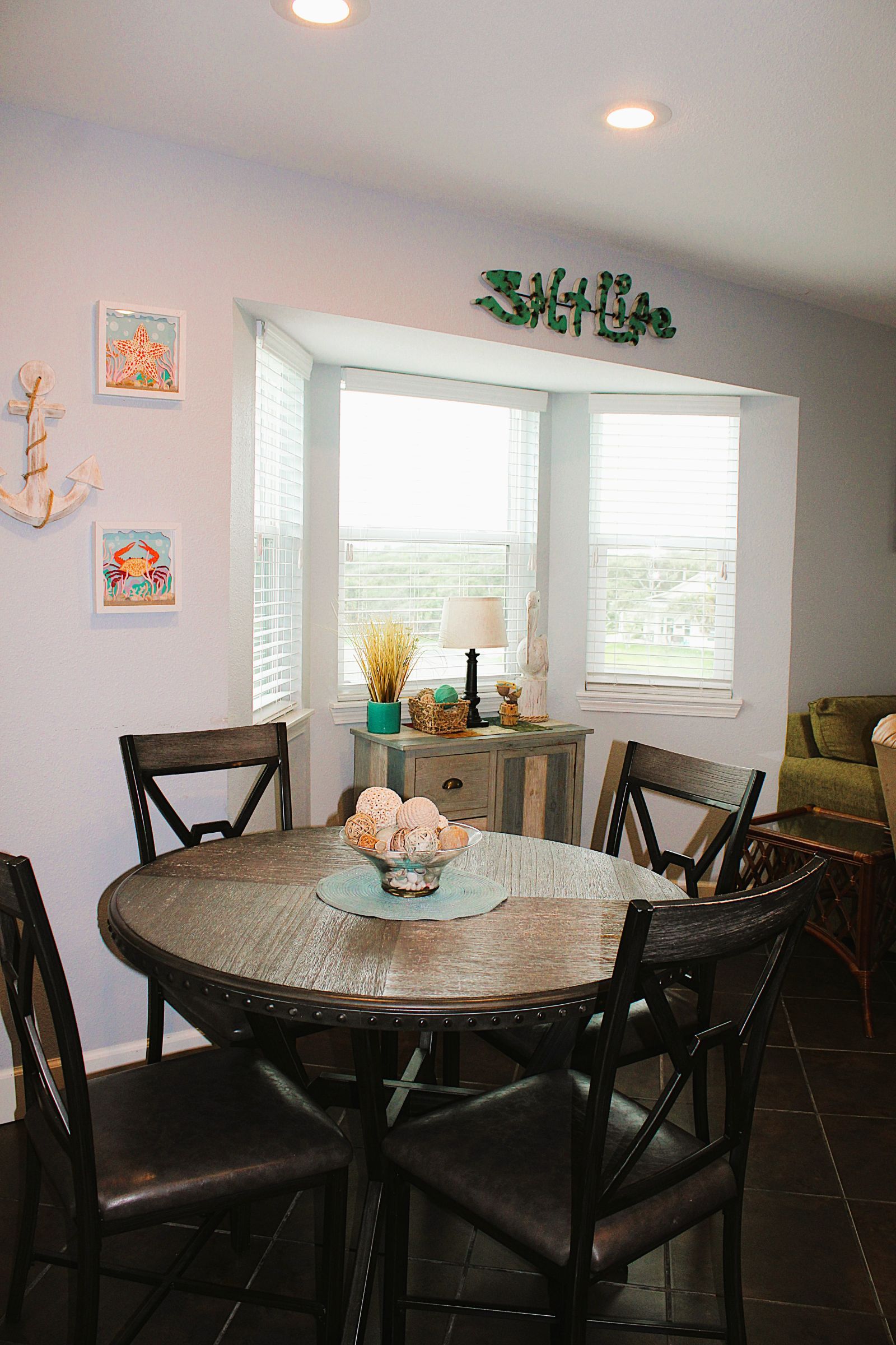 Corner condo with bay window overlooking pool | Photo 4