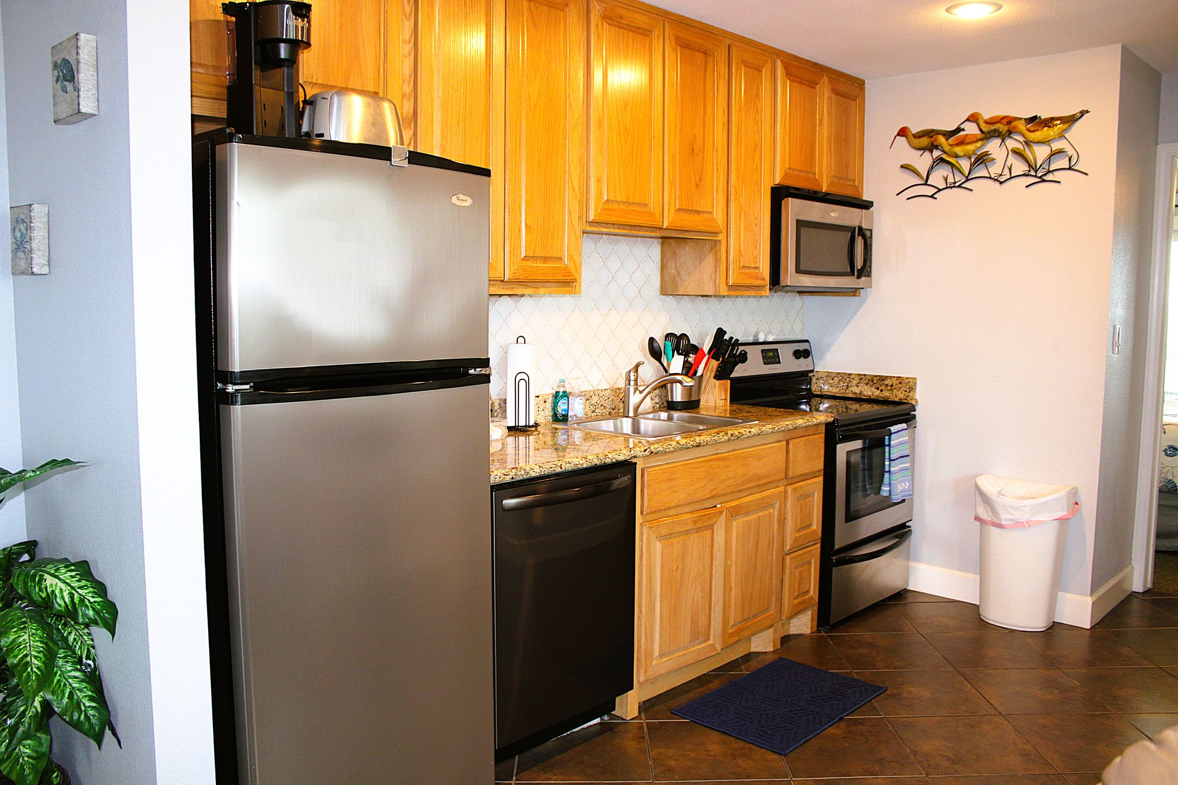 Corner condo with bay window overlooking pool | Photo 8