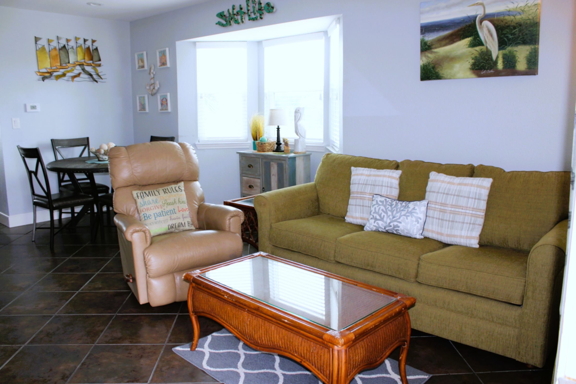 Corner condo with bay window overlooking pool | Photo 2