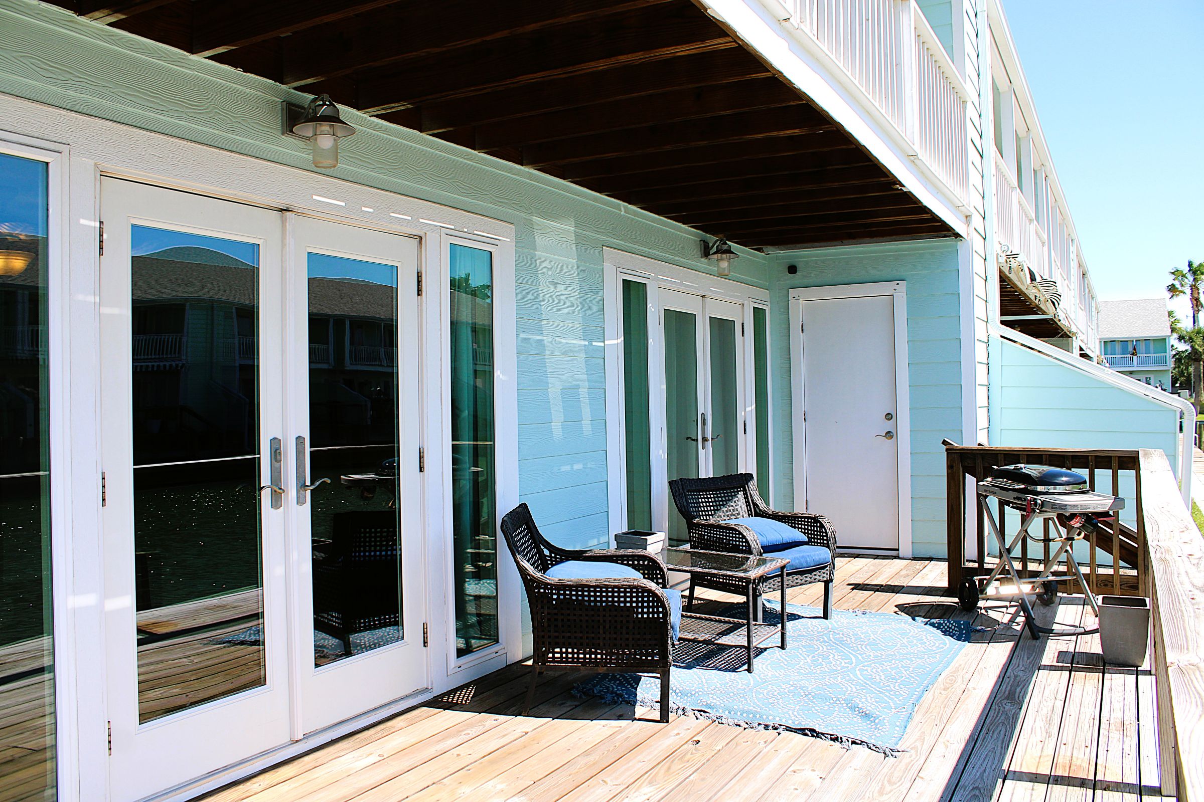 Key Allegro property overlooking canal | Photo 16