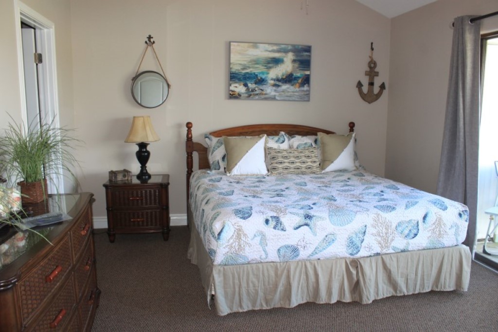 Canal side condo at Bayfront | Photo 24