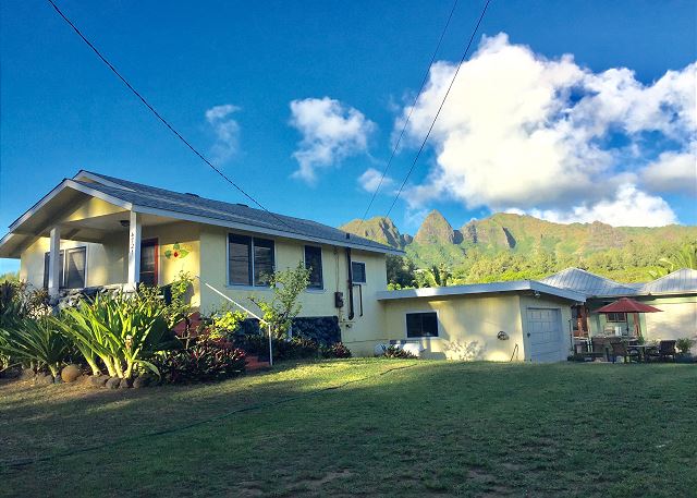 Hibiscus Hula Beach Cottage, 1950's Classic!