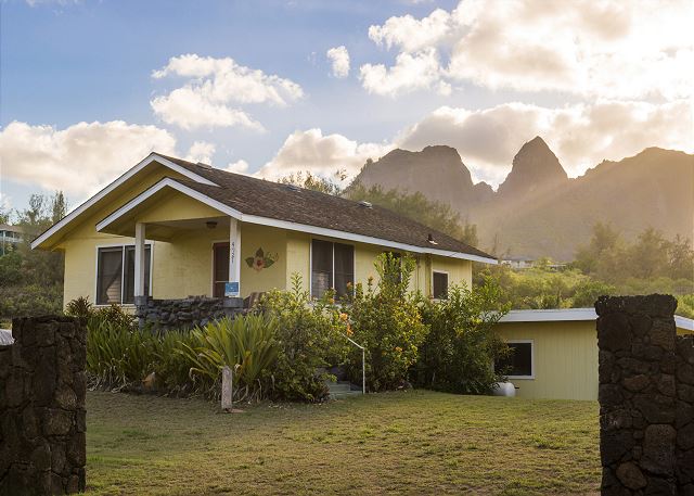 Vintage Planation Cottage on Aliomanu Bay. Enjoy majestic Kalalea Mountain views and ocean views from this cozy beach cottage.