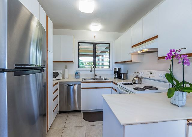 Full Kitchen with Cookware