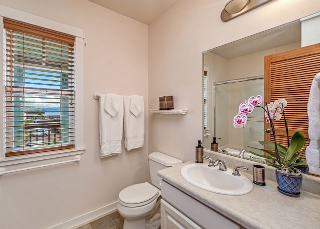 Downstairs full bathroom with shower/tub.