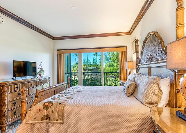 Master Bedroom with King bed with Flat Screen TV & Lanai