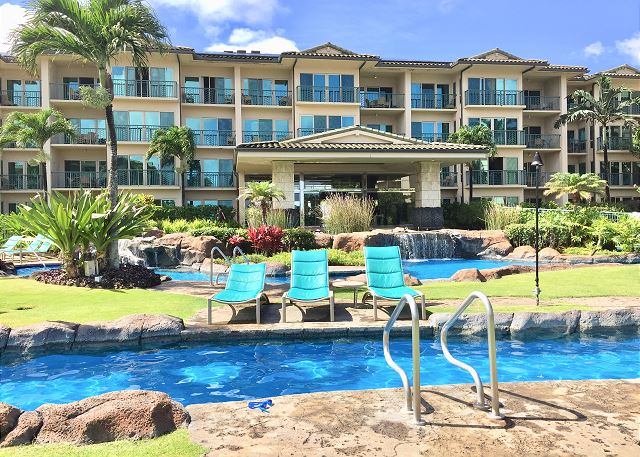Enjoy yourself at the Waipouli Beach Resort pool