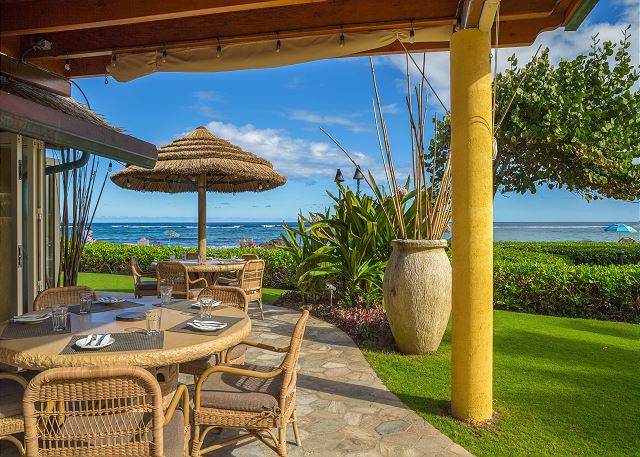Enjoy lunch, dinner or cocktails at the poolside restaurant, Oas