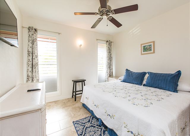King size bed and en-suite bathroom in the master.