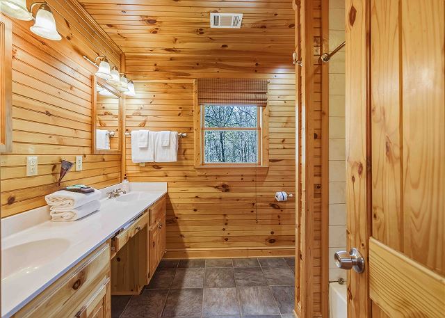 Knotty Pine | Photo 19