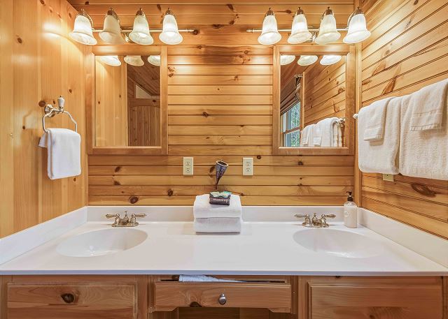 Knotty Pine | Photo 20