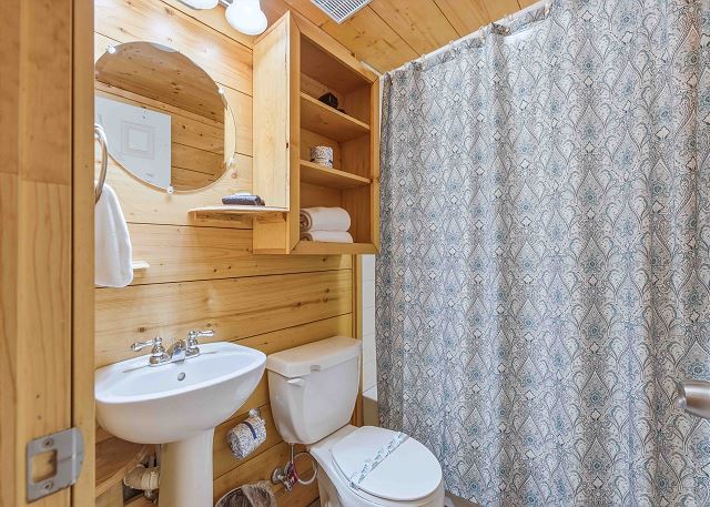 Knotty Pine | Photo 30