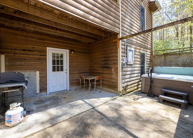 Knotty Pine | Photo 32