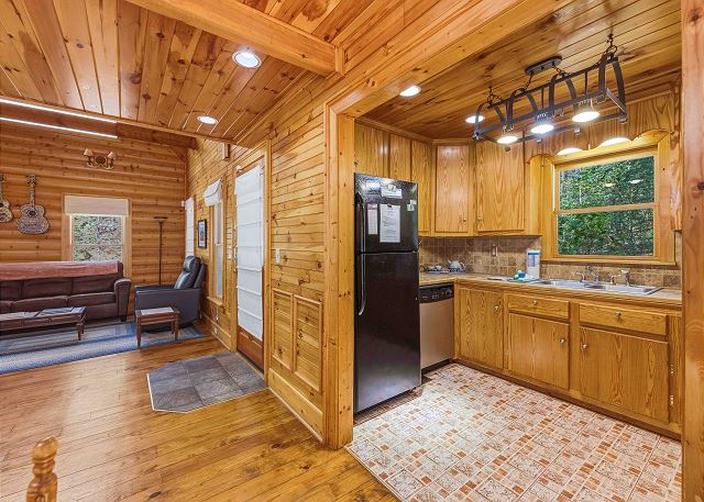 Knotty Pine | Photo 7