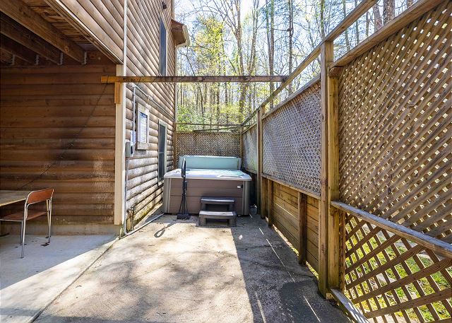 Knotty Pine | Photo 33