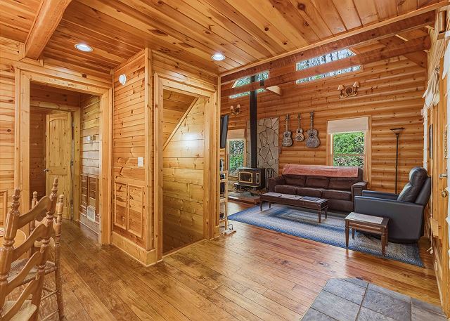 Knotty Pine | Photo 3