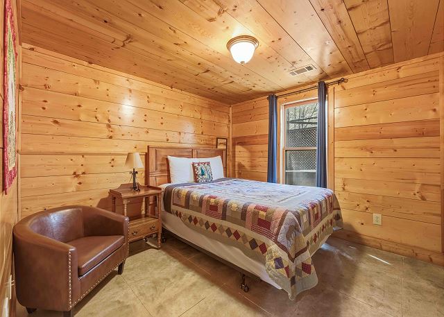 Knotty Pine | Photo 28