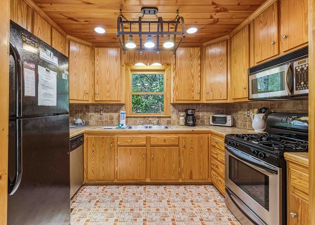 Knotty Pine | Photo 8