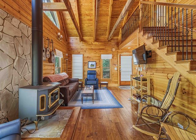 Knotty Pine | Photo 2
