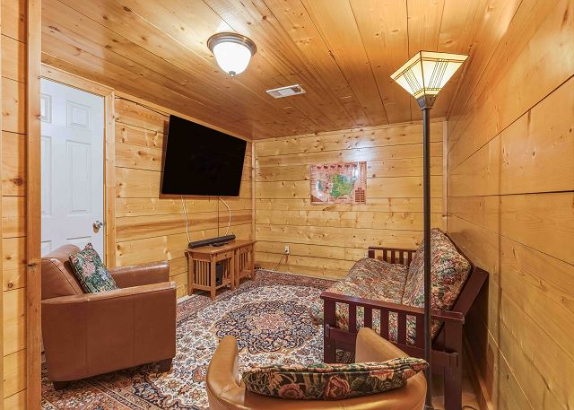 Knotty Pine | Photo 24