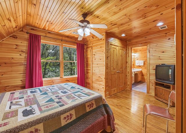 Knotty Pine | Photo 16