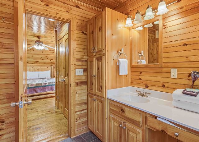 Knotty Pine | Photo 18