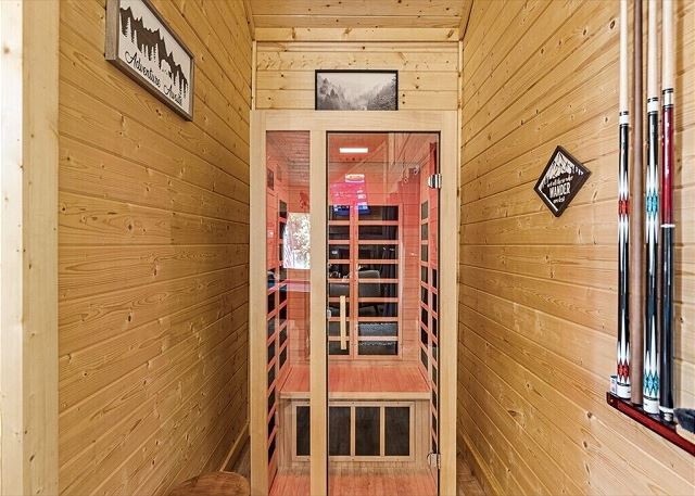 Meditate in the sauna with multicolor lighting and Bluetooth