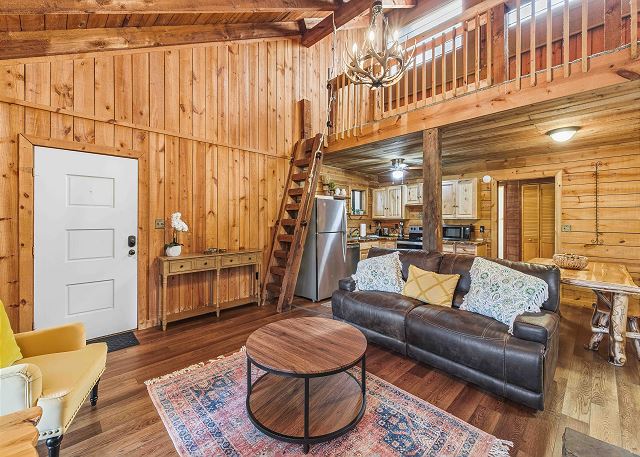 Cozy TreeTop Cabin 3