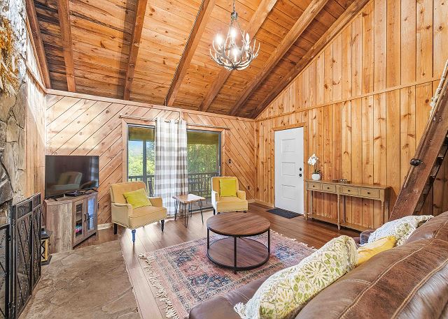 Cozy TreeTop Cabin 2