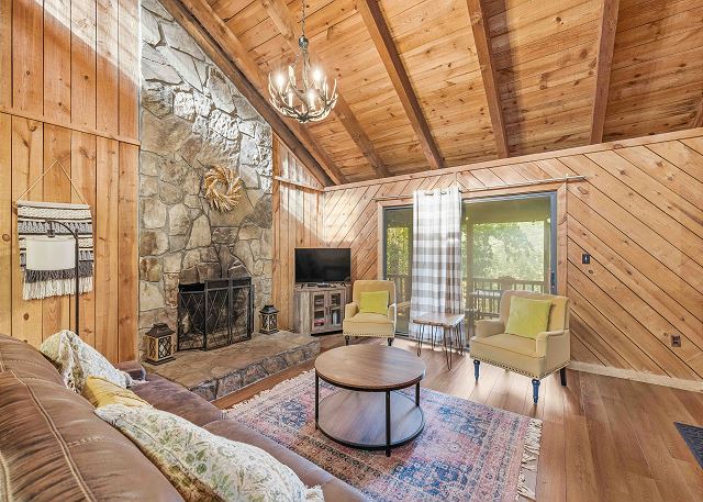 Cozy TreeTop Cabin 4